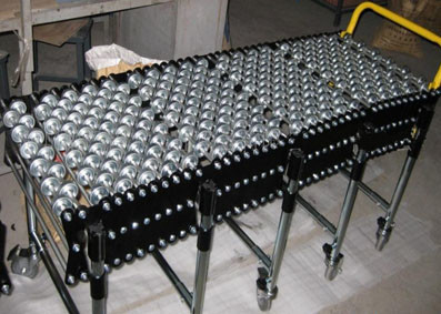 Non-powered or Powered Flexible Skate Wheel Conveyor For Conveying